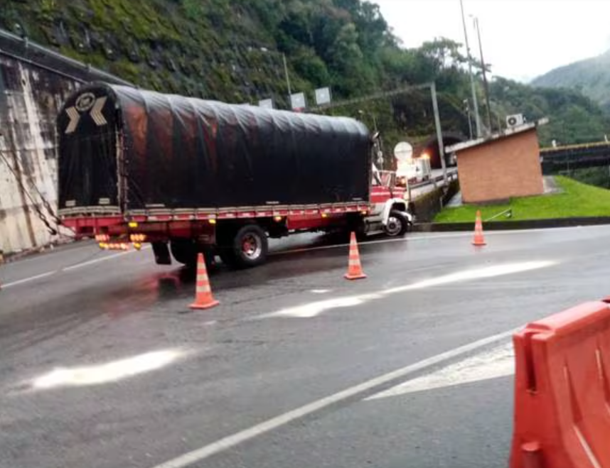 Accidentes en el túnel Mesa Grande obligaron a nuevo cierre de la vía